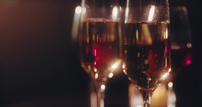 光に照らされるテーブルの上のワイングラスとワイン　シャンパンとフルートグラス　パーティー・お祝い・クリスマス
