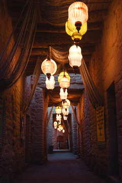 Orientalische, arabische Laternen und Lichter mit Verzierungen an der Decke und magischem Licht in einem Durchgang in der Altstadt im W&uuml;stenland AlUla Medina Saudi-Arabien 