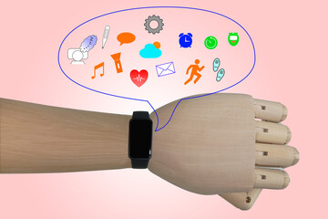 スマートウォッチをつけた人形の手とその機能を表したアイコン