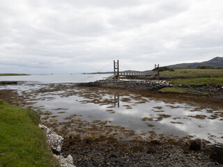 Sponish Suspension Bridge en Lochmaddy, North Uist, Islas Hébridas, Escocia, Reino Unido