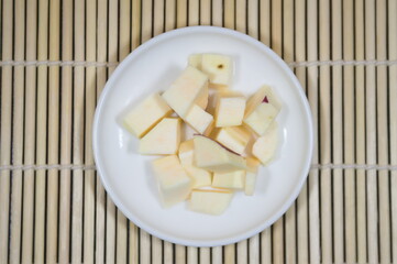 ぶつ切りにしたサツマイモ