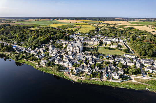 Le village de Candes-Saint-Martin et la Coll&eacute;giale Saint-Martin de Candes.