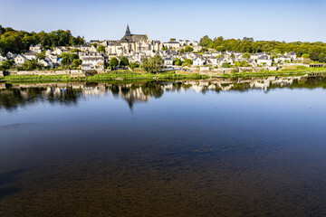 Le village de Candes-Saint-Martin et la Collégiale Saint-Martin de Candes.