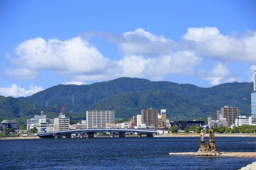青空が広がる島根県松江市の夏の街並みと宍道湖