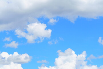 夏の晴れた日の空
