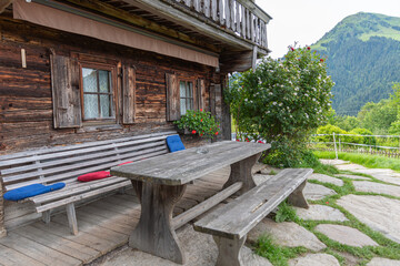 Sitzecke vor einem alten Bauernhaus