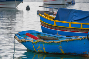 Obraz premium Traditionelles Luzzu Boot am Hafen in Marsaxlokk