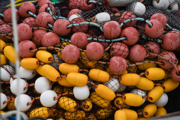 Fischernetz mit bunten Schwimmern