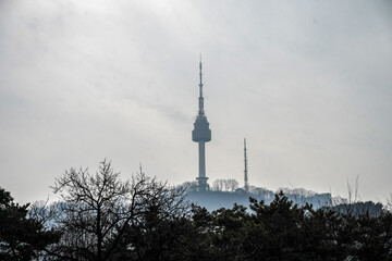 Obraz premium Namsan Tower, a landmark in Seoul, South Korea, with the surrounding cityscape in the background.
