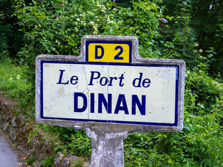 Signpost LE PORT DE DINAN. English translation: The port of Dinan. 