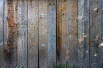 Alte Holzbretter an meiner Gartenhütte im Grünen