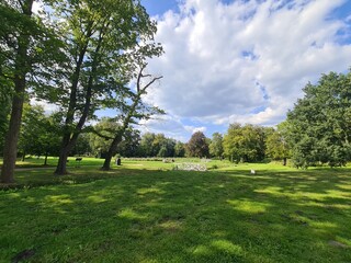 eine schöne Wiese in einem Park an der Münsterkirche in Bad Doberan, Mecklenburg - Vorpommern
