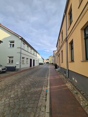 Spaziergang durch eine schöne Seitenstrasse mit strahlend blauem Himmel in Bad Doberan, Mecklenburg - Vorpommern