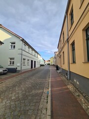 Spaziergang durch eine schöne Seitenstrasse mit strahlend blauem Himmel in Bad Doberan, Mecklenburg - Vorpommern