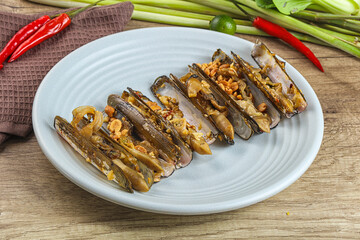 Steamed razor mollusk with lemongrass