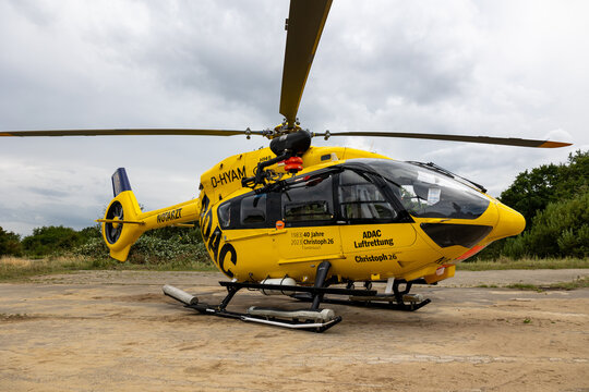 Der gelbe Rettungshubschrauber "Christoph 26" der ADAC Luftrettung mit der Kennung "D-HYAM" und der Aufschrift "Notarzt". Urspr&uuml;nglich unter dem Rufnamen &bdquo;Christopher Friesland&ldquo; bekannt, 
