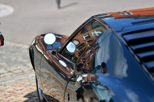 Details des teuersten Autos der Welt in Seitenansicht. Miura der exclusive Sportwagen Oldtimer.