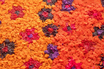 Fototapeta premium Pétalas de flores de cor laranja, roxa e vermelha cobertas por resina transparente. 