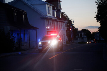 Une voiture de police du Québec en intervention pendant la nuit © Pascal Huot