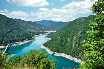 Panorama rzeka wijącej się w górach © 161SAN208