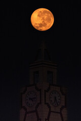 Luna llena sobre el reloj p&uacute;blico