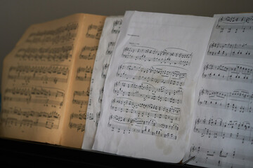 the notes are on a black piano