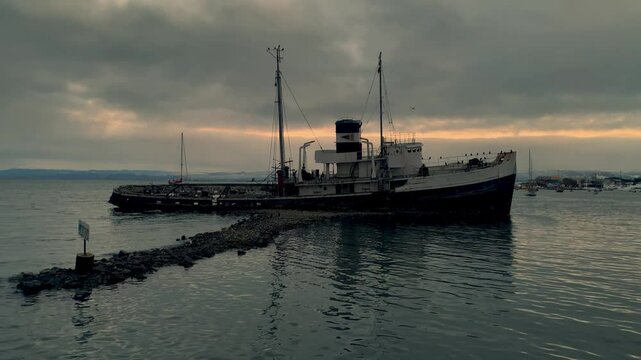 Barco antiguo encallado sobre el muelle