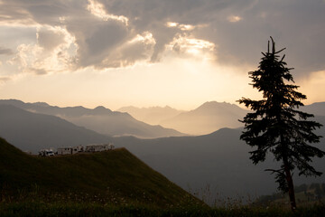 Panorama sur le Massif du Néouvielle au coucher de soleil dans les Pyrénées