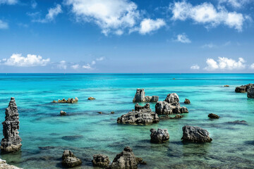 A picturesque scene of Tobacco Bay Bermuda with crystal-clear turquoise waters, reflecting the sunlight and enhancing the coastal allure