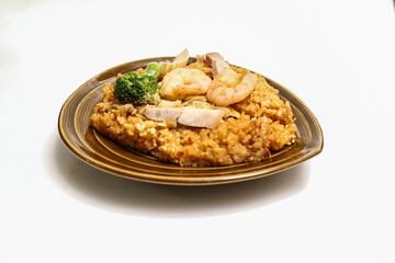 白背景の皿にもったシーフードパエリア