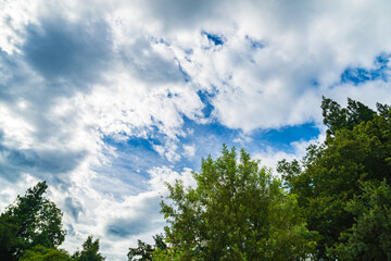 台風が近づく日の空模様、雲間に覗く青空
