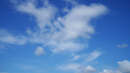 하얀 구름이 떠 있는 파란 가을 하늘