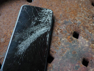 The mobile phone fell on the floor and the screen cracked.
