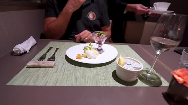 Servicio de Caf&eacute; y Postre en un Restaurante de Lujo