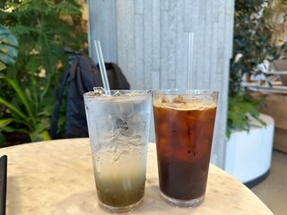 카페 테이블에 놓인 음료