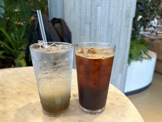 카페 테이블에 놓인 음료