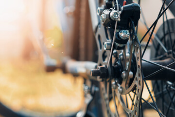 Obraz premium selective focus Close-up of a bicycle disc brake system, highlighting the rotor and caliper with blurred background.