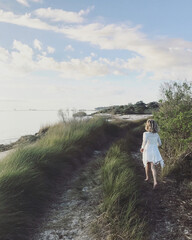 Naklejka premium Ocean trail running