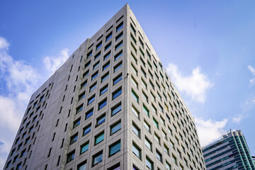 Obraz premium A high-rise office building with a tiled exterior in Seoul, South Korea.