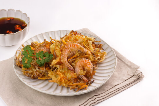 Ukoy Na Togue is Filipino Fritters Made of Bean Sprouts, Carrots and Shrimps.