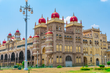 Obraz premium Mysore Palace, also known as Amba Vilas Palace, is a historical palace and a royal residence house is located in Mysore, Karnataka, India. wodeyar dynasty seat of the Kingdom of Mysore. 