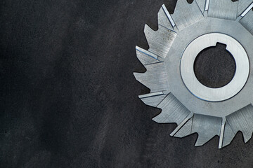 暗い背景に鋭い刃がついたノコギリ