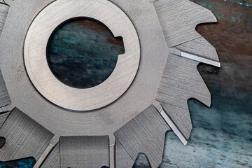 暗い背景に鋭い刃がついたノコギリ