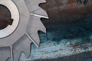 暗い背景に鋭い刃がついたノコギリ