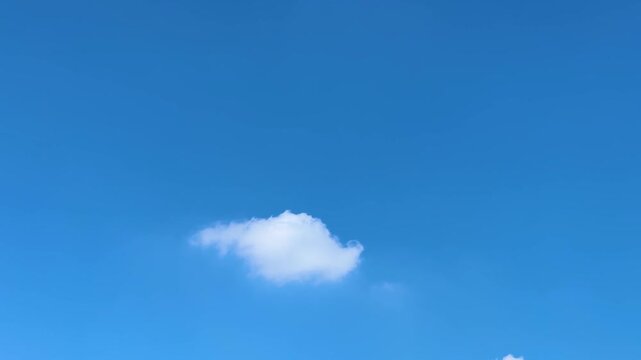 맑은 하늘에 구름