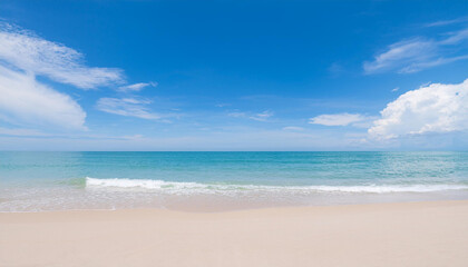 澄み渡る青空の下に広がる穏やかな海と砂浜を描いています。白い砂浜が広がり、その先には青い海が水平線まで続いています。空には柔らかい雲が浮かび、全体的にリラックスした、平和で美しいビーチの風景が広がっています。心地よい自然の風景が印象的です。generative AI