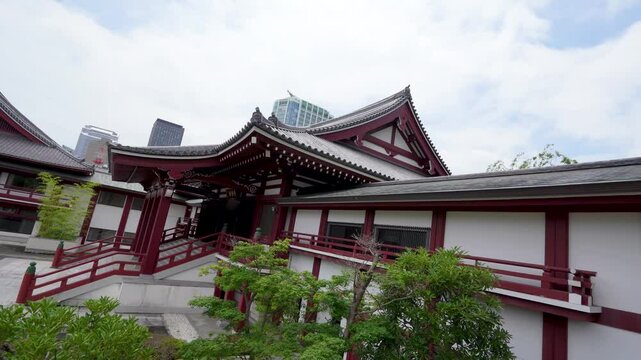 Templo Japon&eacute;s en Medio de la Modernidad