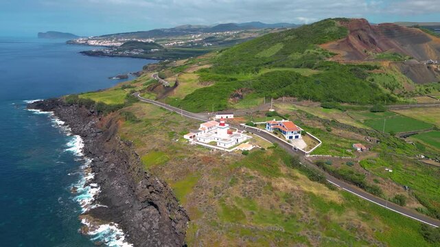 Leuchtturm an der steilen K&uuml;ste der Azoren-Insel Terceira &ndash; Drohnenaufnahme &uuml;ber dem Atlantik