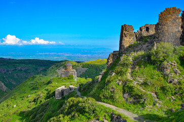 Obraz premium Amberd Fortress ruins and Vahramashen Church on Mount Aragats (Antarut, Armenia)