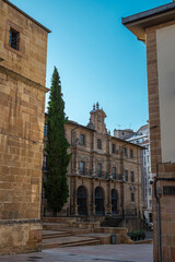 Fachada del monasterio de san Pelayo en la ciudad de Oviedo, España